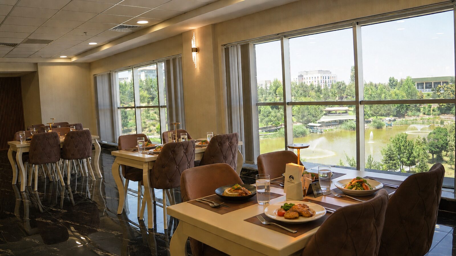 Swan Hotel Kayseri restoran salonu ve göl manzarası